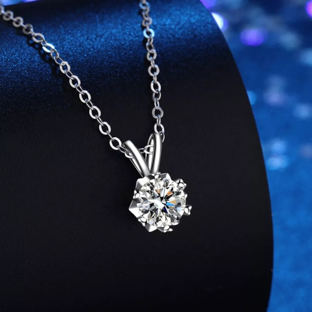 necklace in silver featuring pendant and straight fit