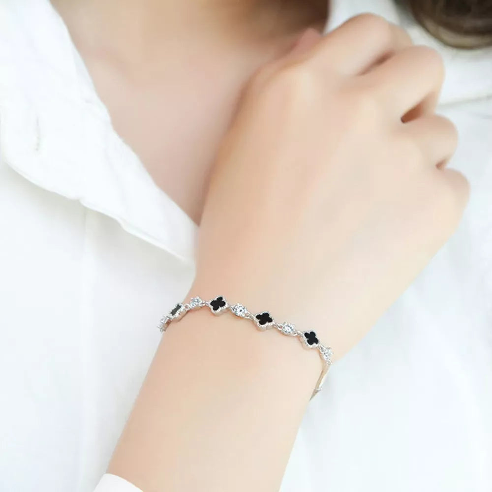 bracelet in silver featuring clover charms and fitted fit
