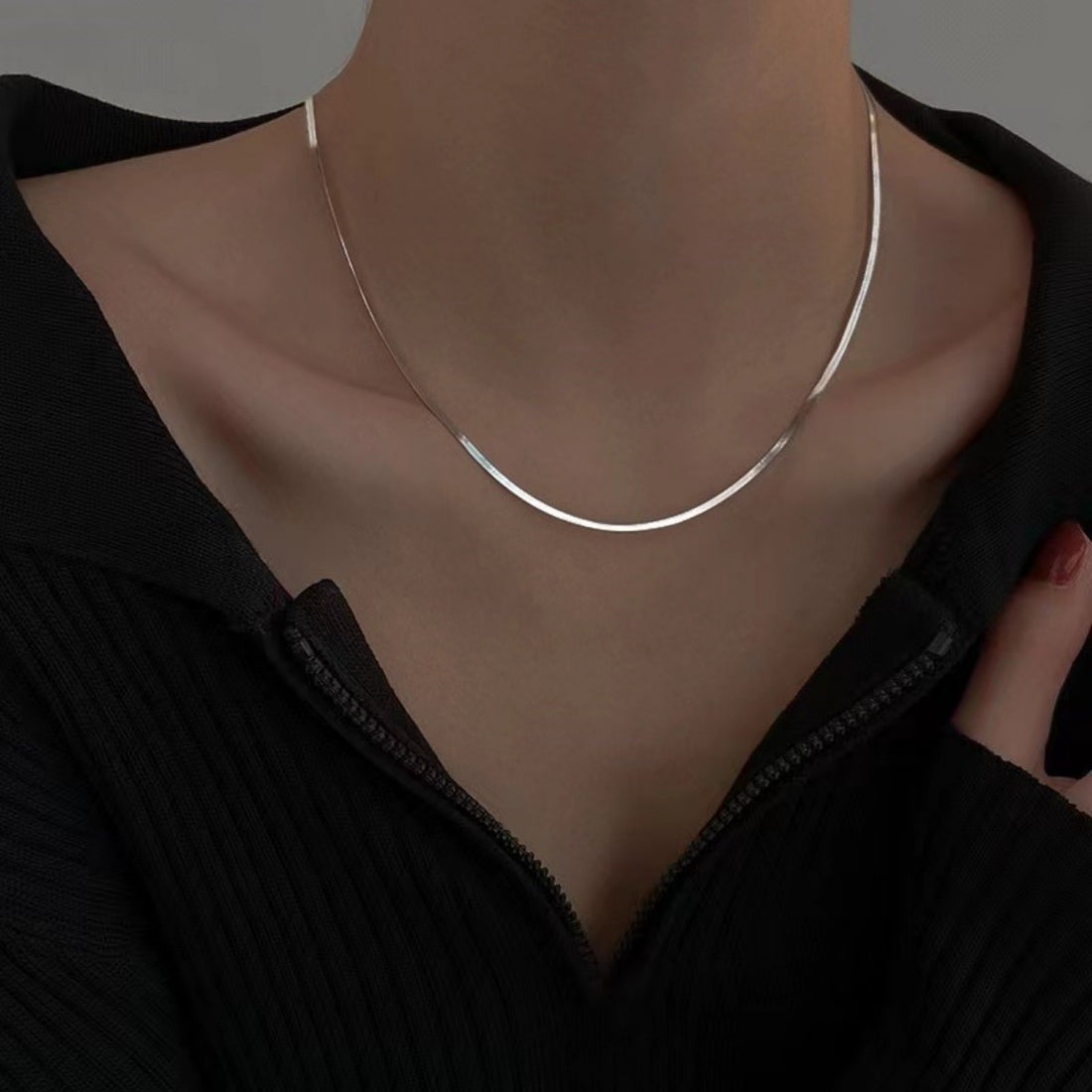 necklace in silver featuring adjustable length and straight fit