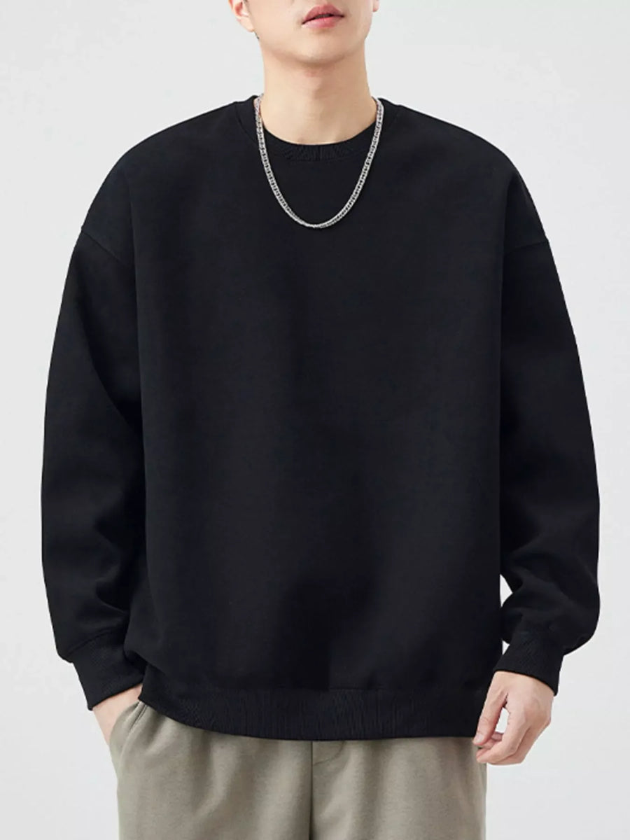 Black oversized crew-neck sweatshirt with ribbed cuffs and hem.