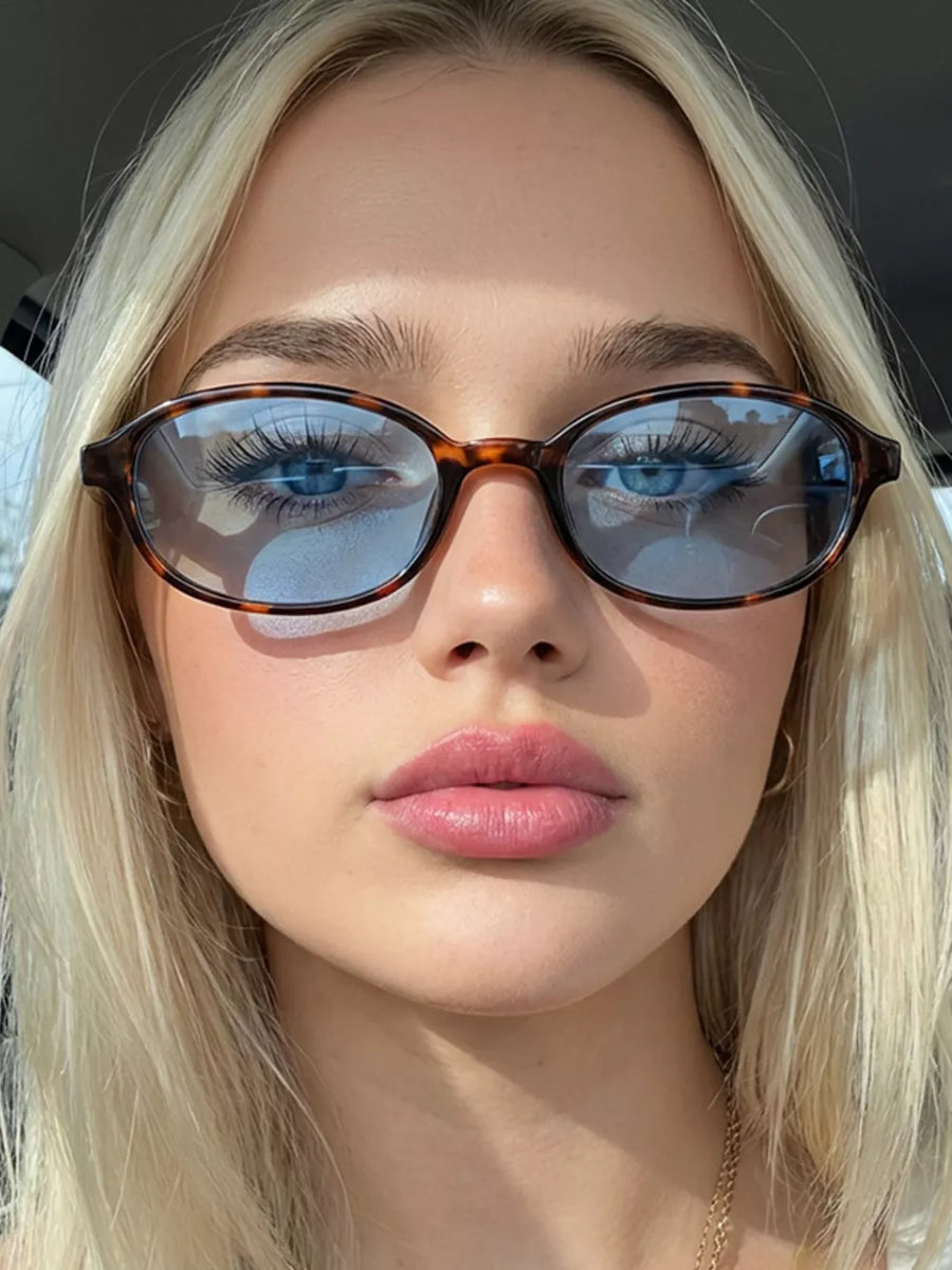 PC Frame material: Polycarbonate Lens material: Polycarbonate Temple material: P sunglasses in red with oval silhouette