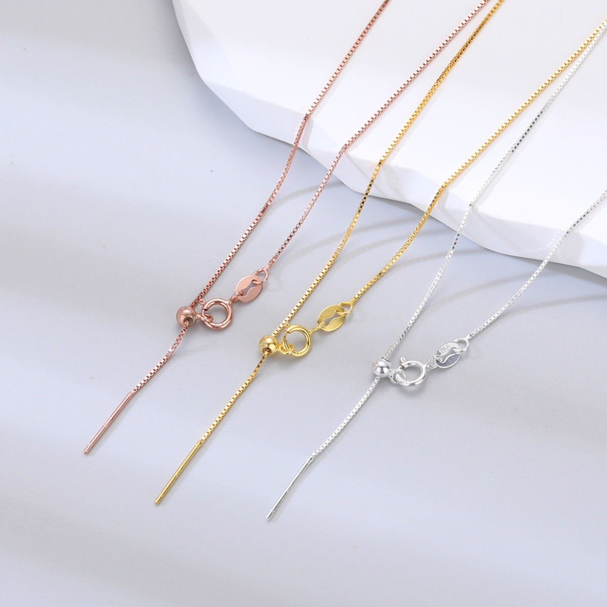 necklace in rose gold featuring adjustable length and straight fit