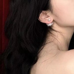 Pearl stud earrings with a sparkling crown-inspired back detail.