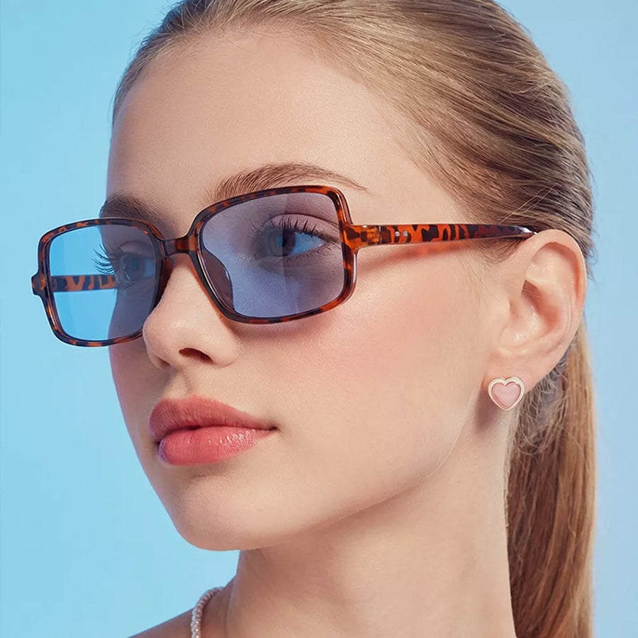 PC Frame material: Polycarbonate Lens material: Polycarbonate Temple material: P sunglasses in Black with square silhouette