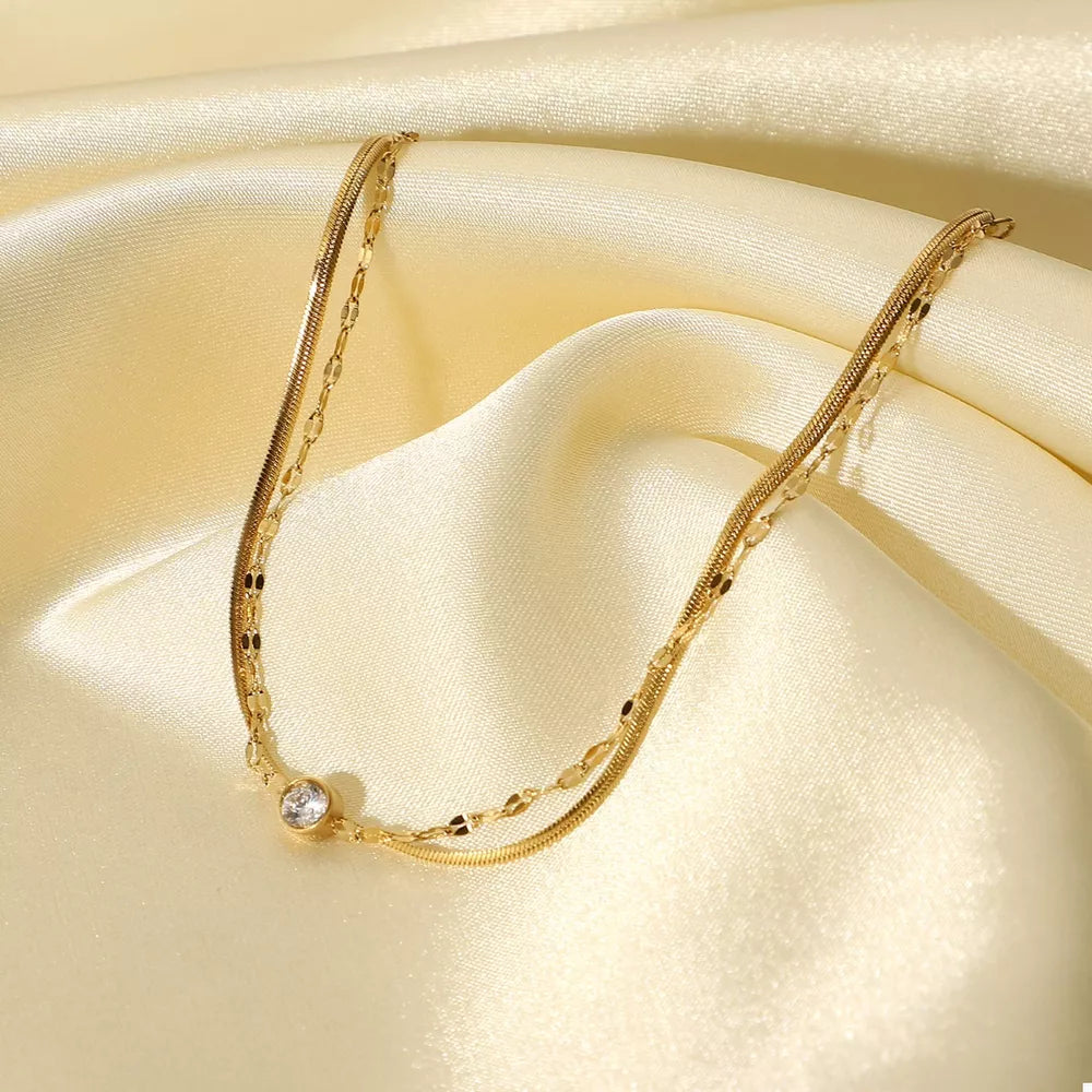 bracelet in gold featuring double layered and fitted fit