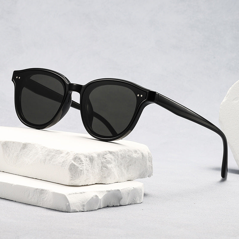 Black classic sunglasses with UV400 protection and dark lenses.