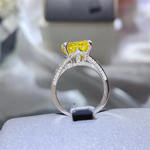 Platinum-Plated,925 sterling silver,Moissanite Carat weight: 5 Care instructions ring in silver with fitted silhouette