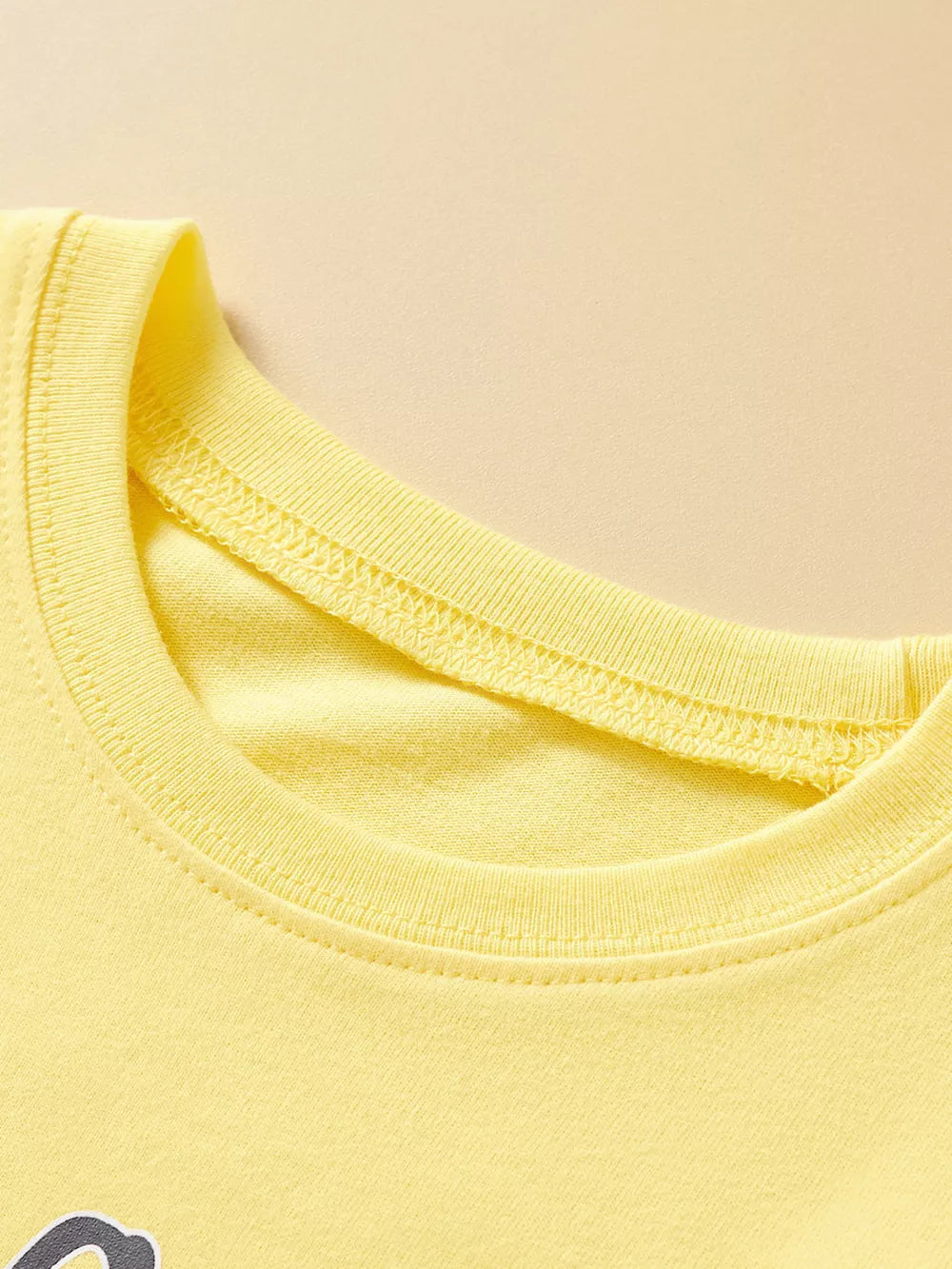 Yellow cotton t-shirt with crew neck and reinforced stitching.