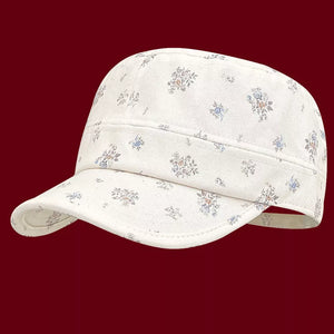 Cap with all-over floral print in white and blue, cotton material.