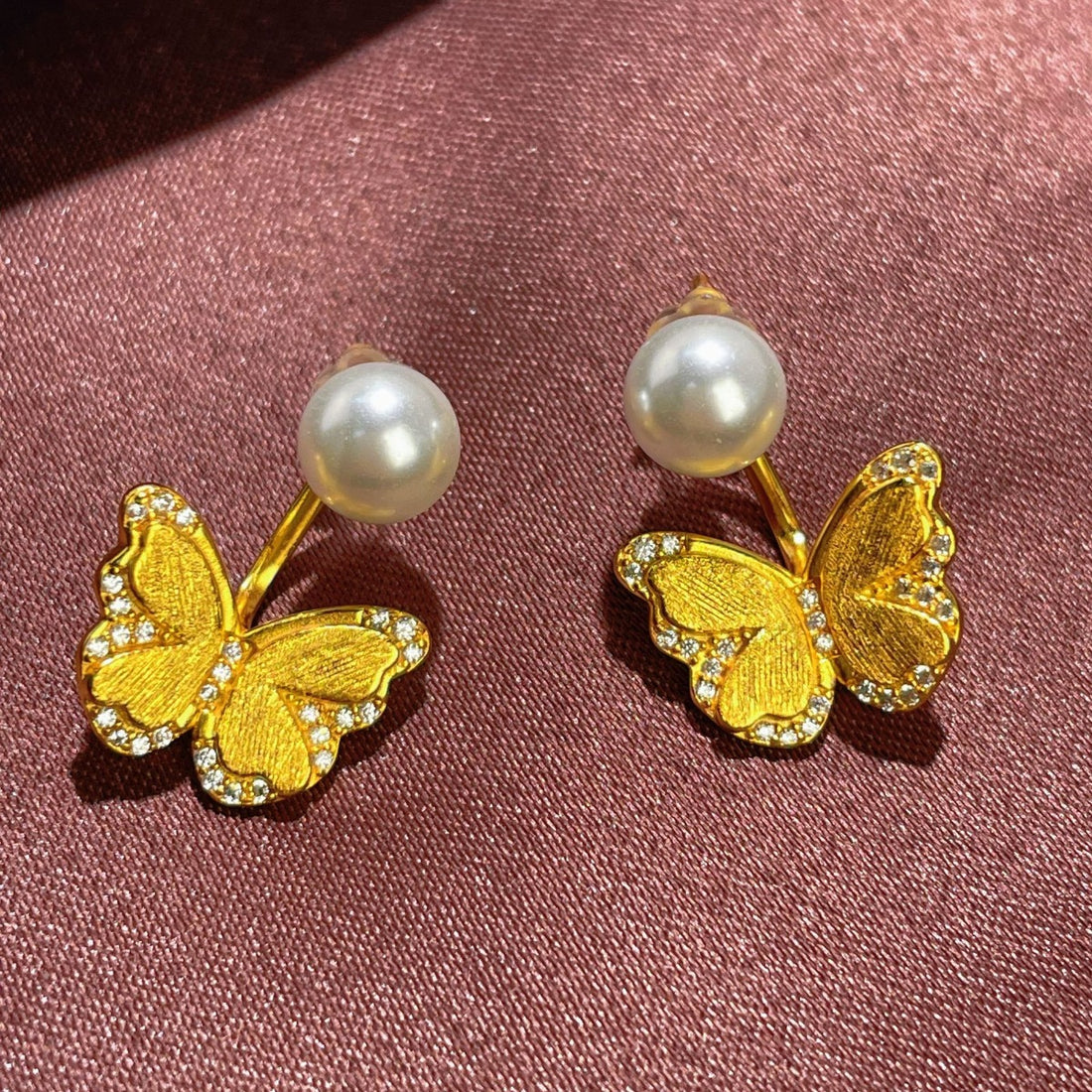earrings in gold featuring pearl accent and regular fit