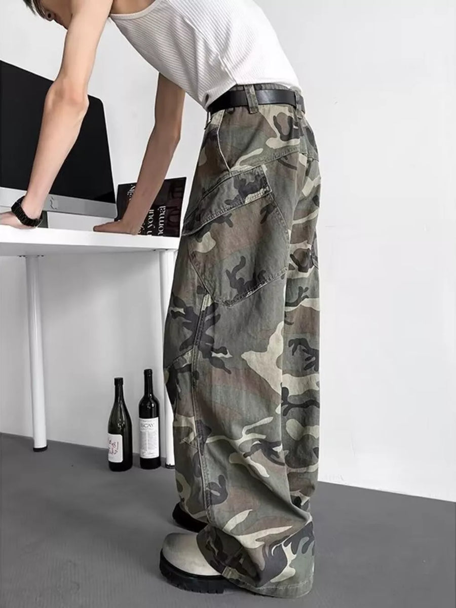 Oversized camouflage cargo pants in 100% polyester with multiple pockets.