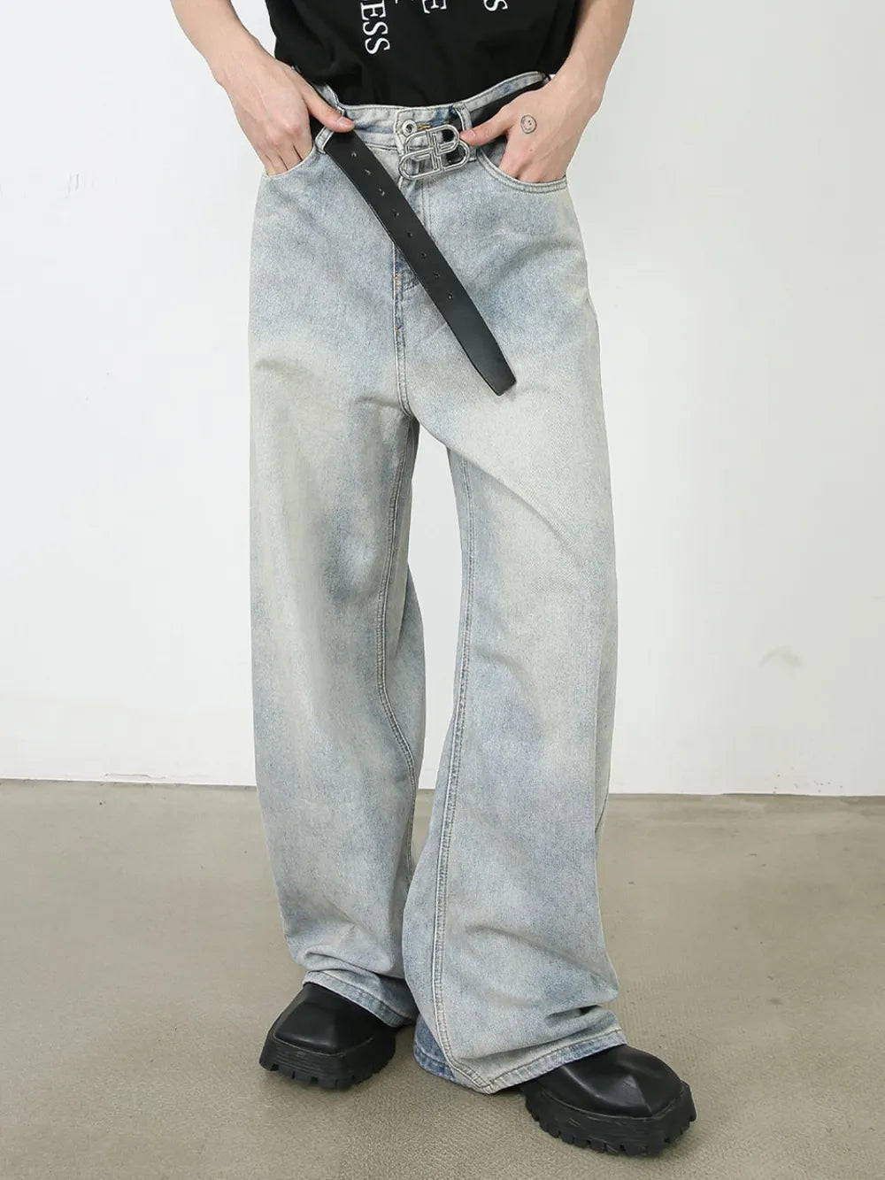 Light faded denim palazzo jeans with relaxed, oversized fit and buttoned closure.