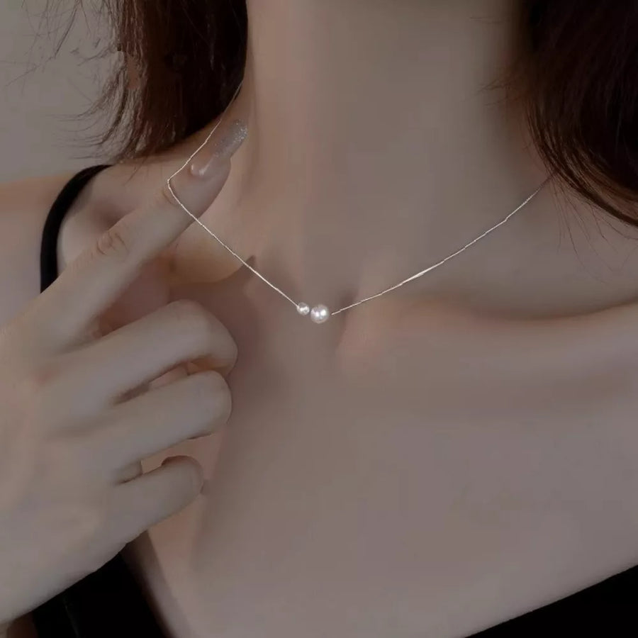 necklace in white with pendant and choker