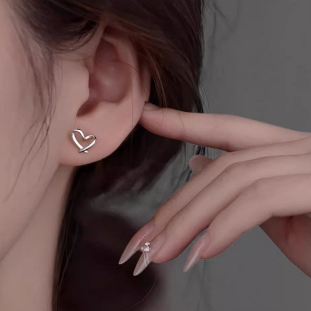 earrings in silver featuring heart-shaped and fitted fit