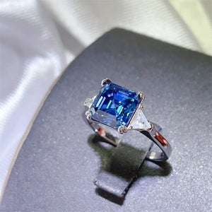 Platinum-Plated,925 sterling silver,Moissanite,Zircon (accent stones) Carat weig ring in silver with classic silhouette
