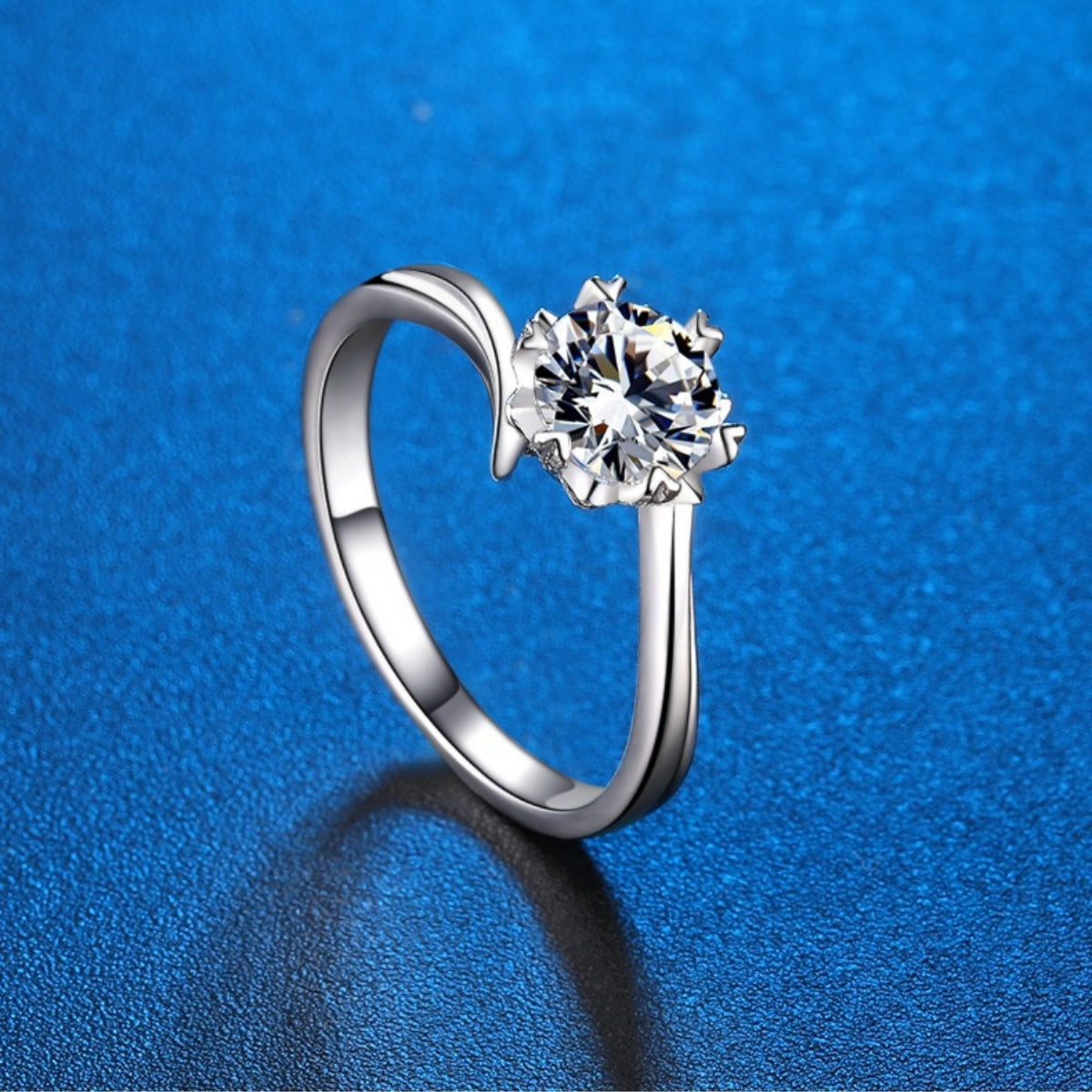 925 sterling silver,Moissanite Carat weight: 1ct Care instructions: Avoid wearin ring in clear with classic silhouette