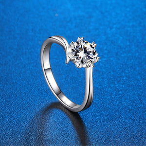 925 sterling silver,Moissanite Carat weight: 1ct Care instructions: Avoid wearin ring in clear with classic silhouette
