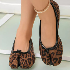 flats in Black with leopard-print and split-toe