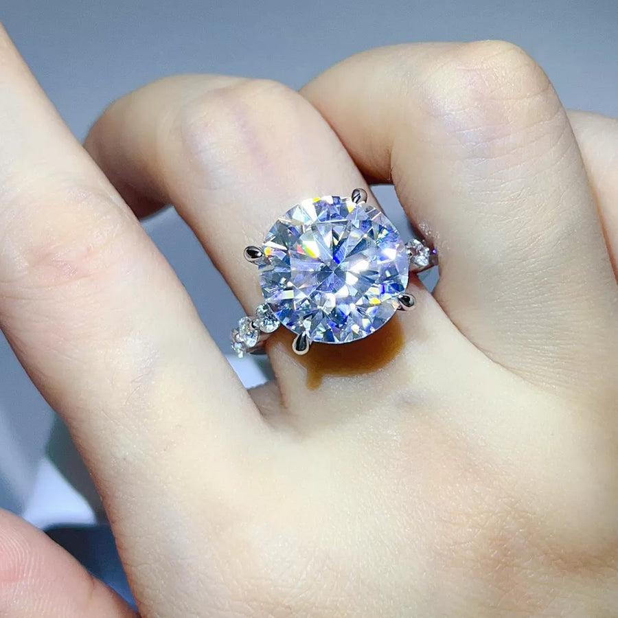10 Carat 925 Sterling Silver Ring in silver with studded