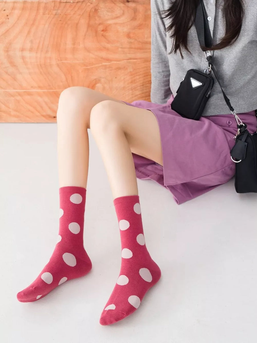 socks in rose pink featuring elastic cuff and fitted fit