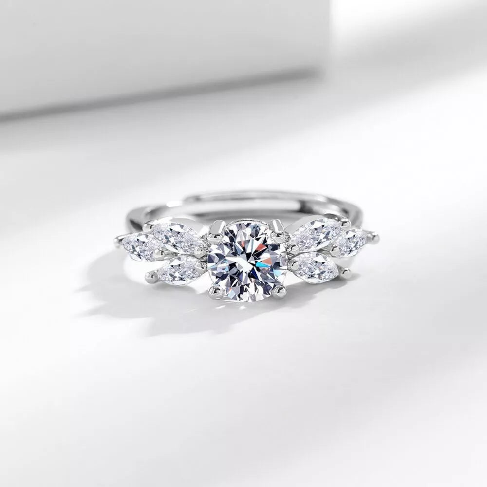 925 sterling silver,Moissanite Carat weight: 1ct Care instructions: While wearin ring in clear with fitted silhouette