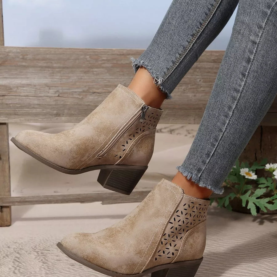boots in Beige with point toe and ankle-length