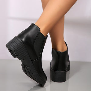 Chunky-Sole Round Toe Block Heels Boots in black with round toe