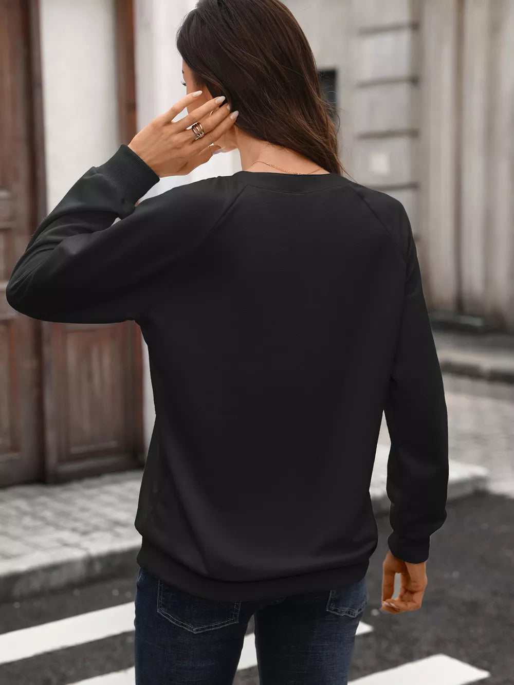 classic sweatshirt in black with v-neck