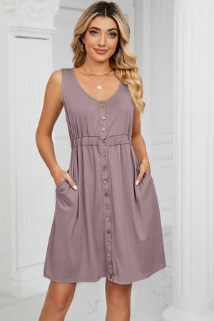Button-down a-line summer dress in lilac with V-neck, elastic waist, and pockets.