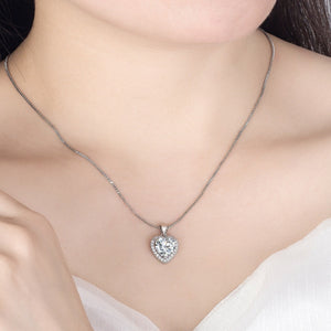 necklace in silver featuring heart-shaped pendant and straight fit