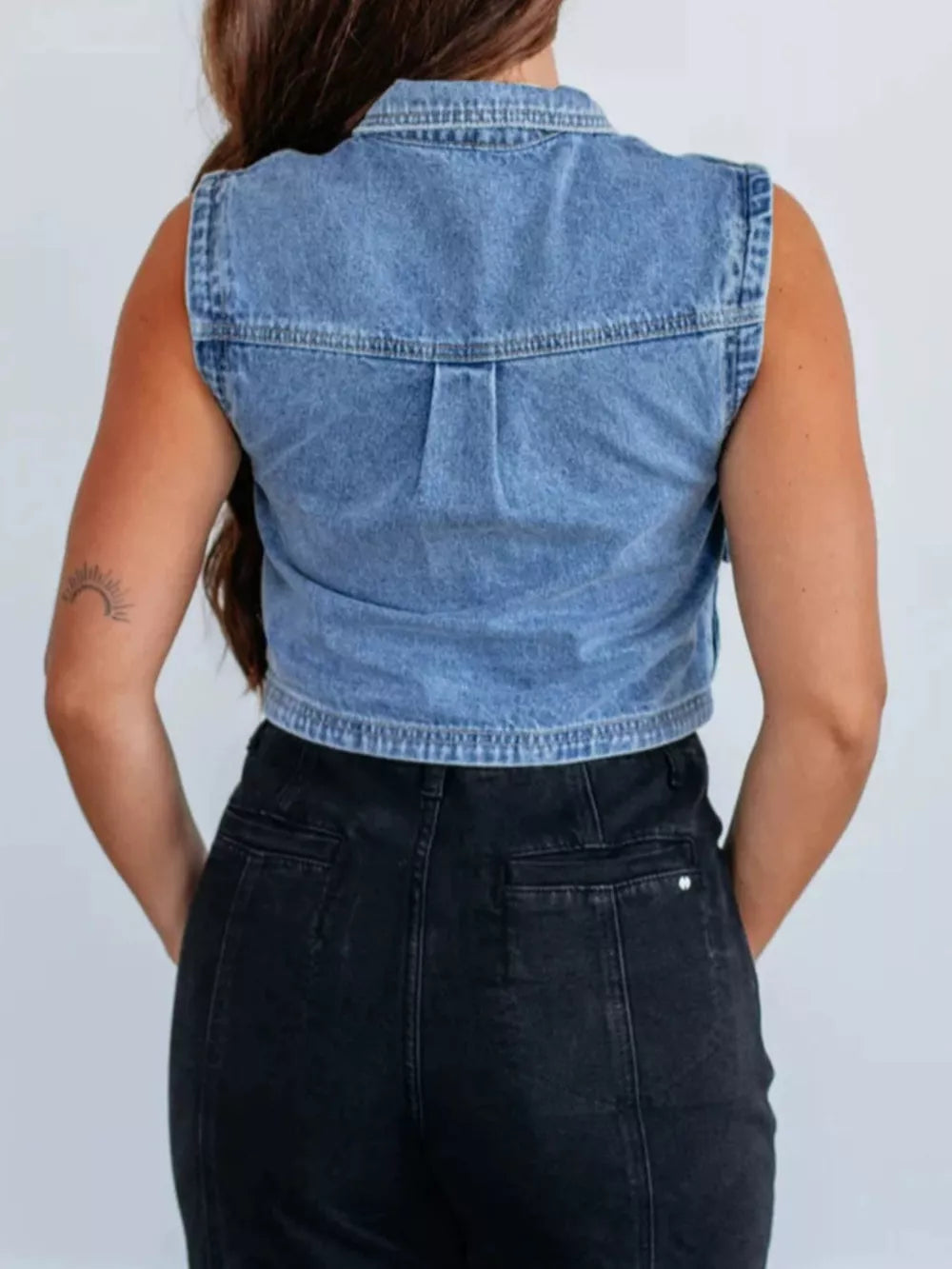 Blue vest with cropped and button-front