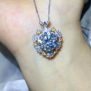 Necklace in white with floral and moissanite stones