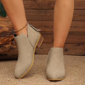ankle boots in black with V-cut and ankle-length