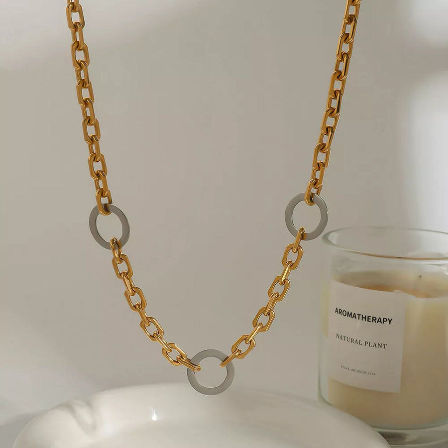 necklace in Gold with chain link and choker
