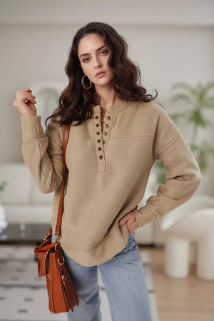sweatshirt in camel featuring dropped shoulder and relaxed fit