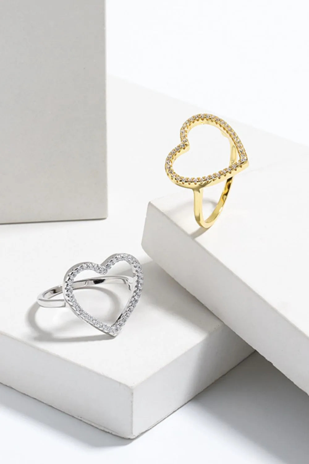 Pavé heart outline ring in silver and gold, 18k gold-plated, with cubic zirconia accents.