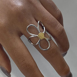 ring in silver featuring two-tone and floral fit