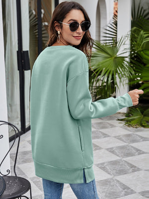 Sage oversized sweatshirt with side pockets and side slits, crew neck, long sleeves.