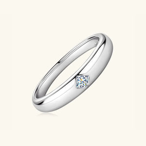 Silver band ring with square-shaped moissanite drill