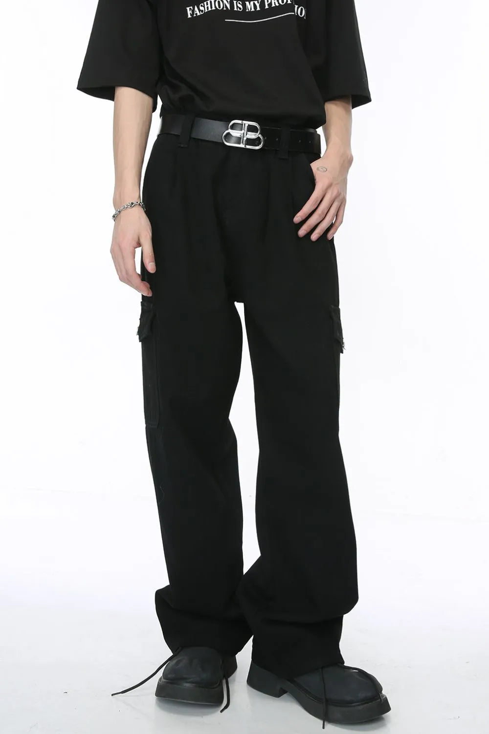 Black wide-leg cargo trousers with pleats and side pockets