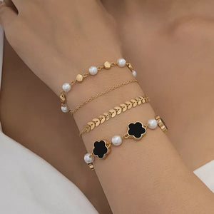Gold bracelet with wrist-length and lobster clasp
