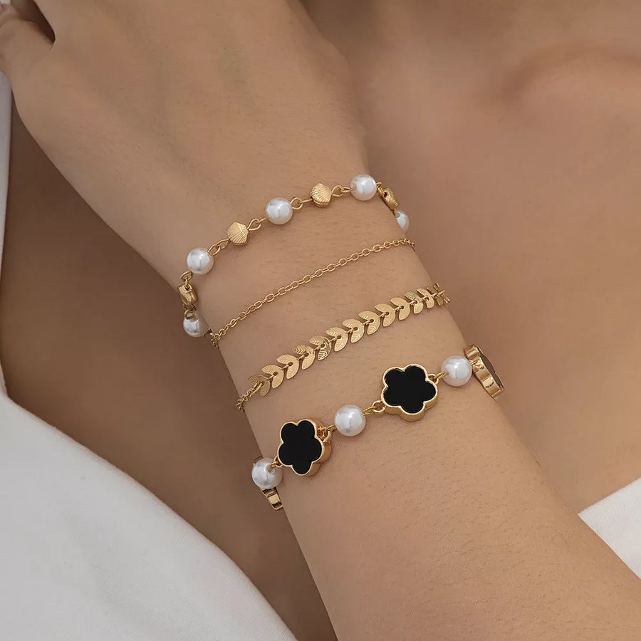 Gold bracelet with wrist-length and lobster clasp