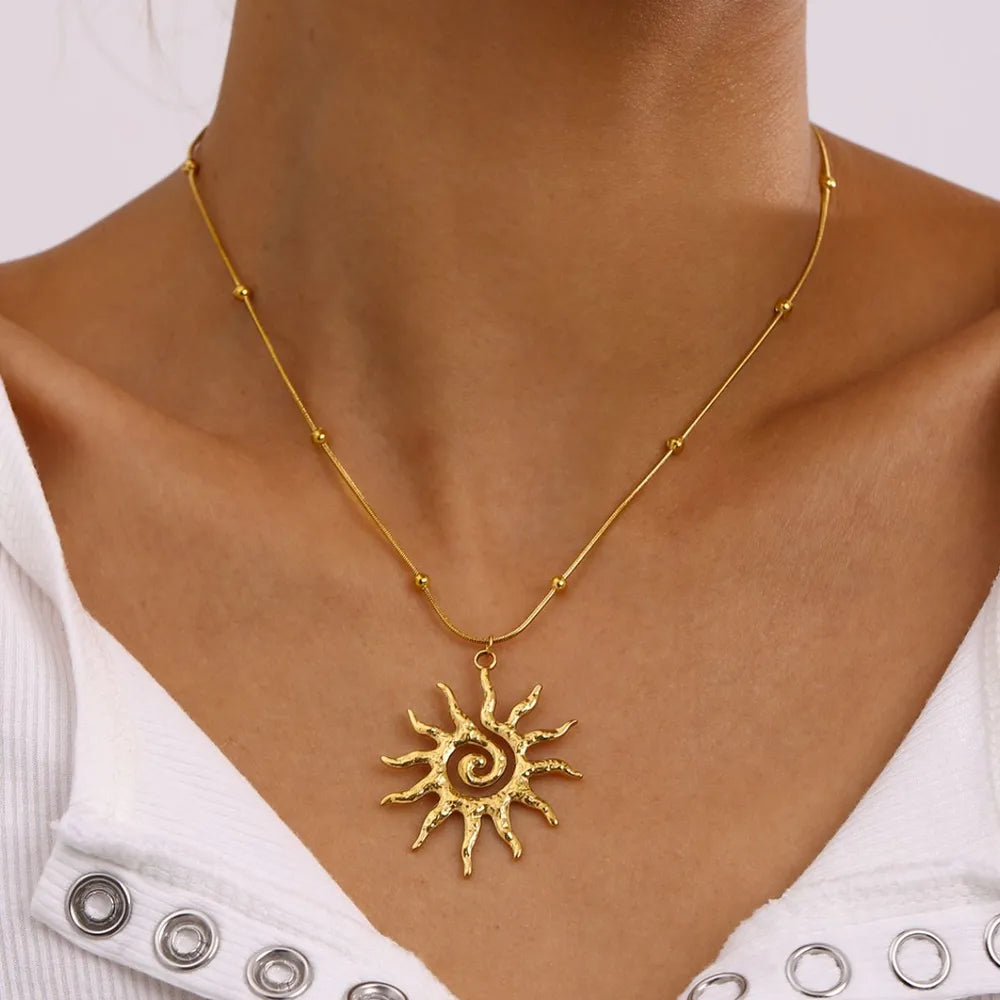 necklace in gold featuring 18K gold-plated and regular fit