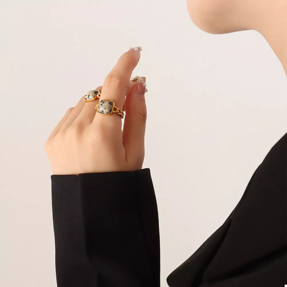 gold ring with speckled and n/a