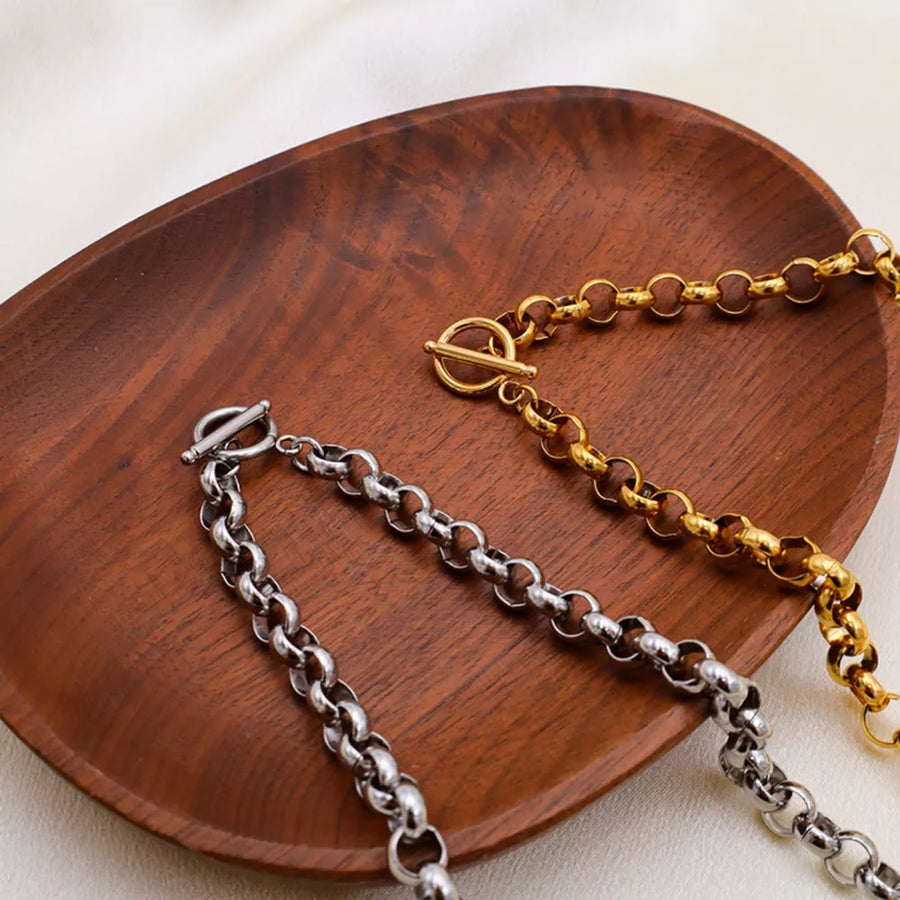 classic necklace in gold with not applicable