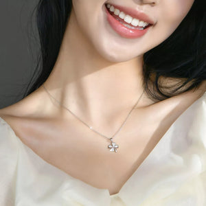 necklace in silver featuring clover pendant and straight fit