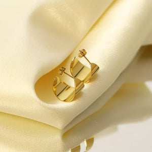 earrings in gold featuring gold-plated and curved fit
