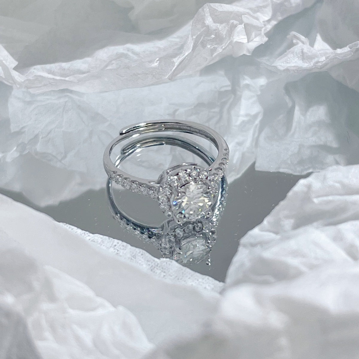 925 sterling silver,Moissanite Carat weight: 1CT Care instructions: Avoid wearin ring in clear with classic silhouette
