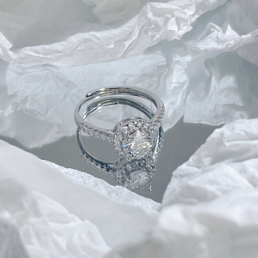 925 sterling silver,Moissanite Carat weight: 1CT Care instructions: Avoid wearin ring in clear with classic silhouette