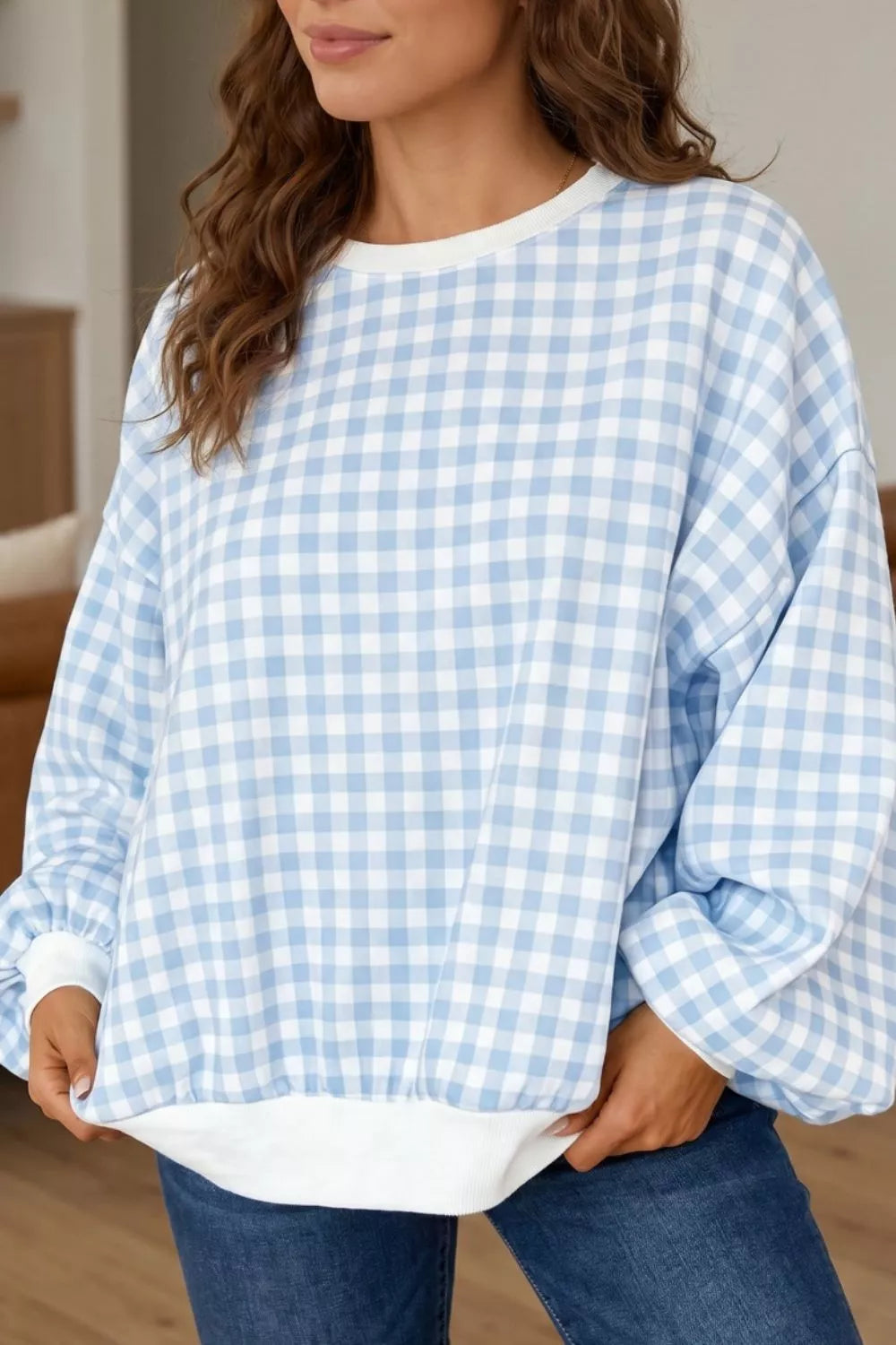 Blue and white gingham sweatshirt with crew neck and cuffed hem